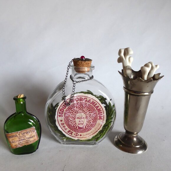 NEW HALLOWEEN GOTHIC HORROR TABLE CENTERPIECE APOTHECARY PROP ODDITY SKULL TRAY - Picture 9 of 15